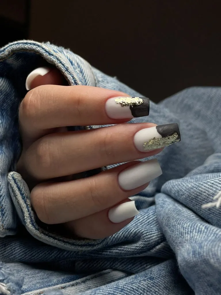 Manichiură cu gel albă mată cu french negru și foiță aurie – BH Body Studio Militari