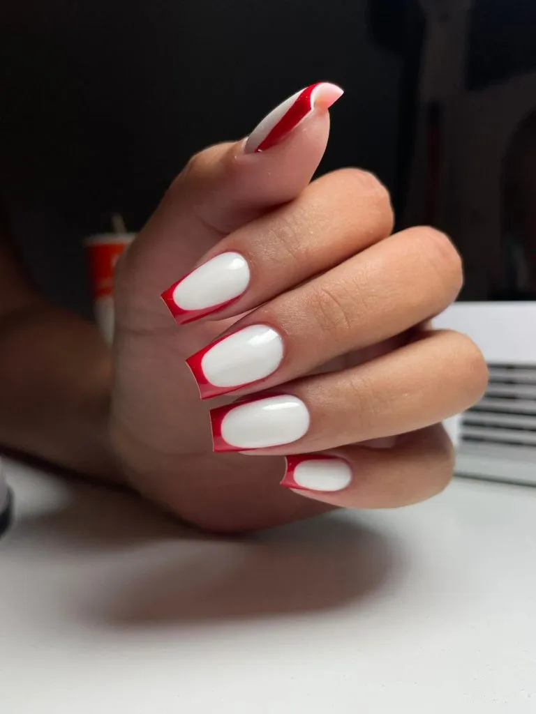 Unghii cu gel albe cu french roșu – BH Body Studio Militari