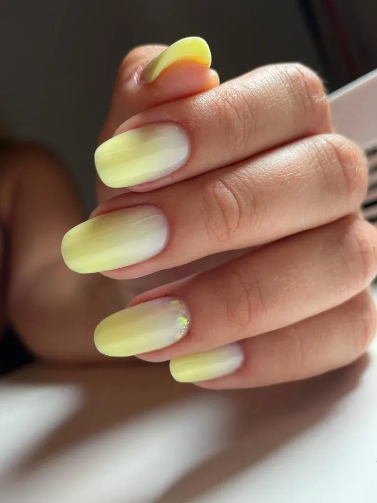 Manichiură cu gel ombre galben pastel cu sclipici – BH Body Studio Militari